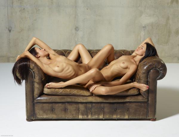 Nicole en Gloria Chesterfield loveseat #85