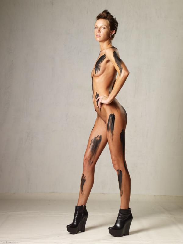 Olena O sort kropsmaling #33